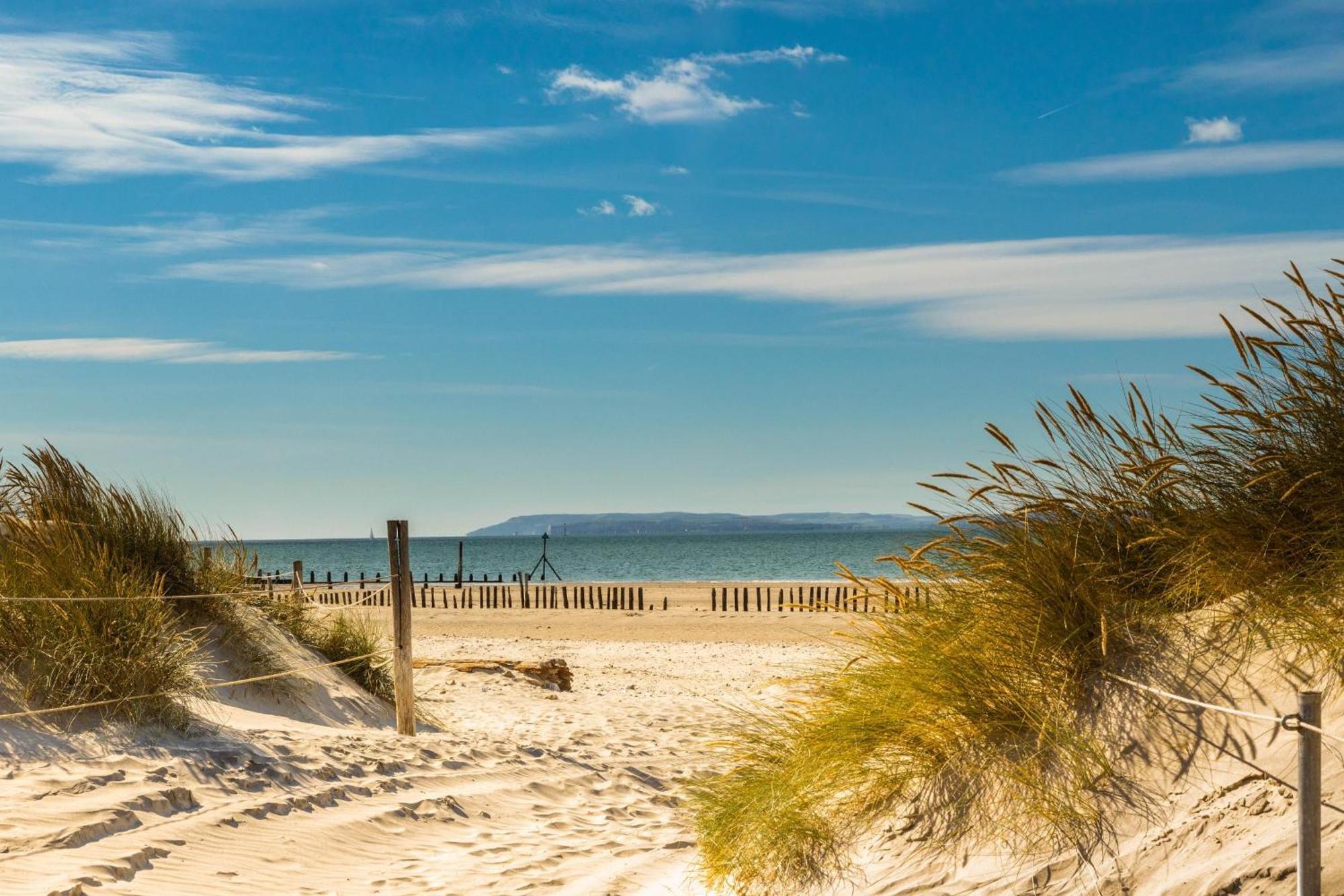 Absolute Beachfront With Decked Garden Oasis And Views Bognor Regis Esterno foto