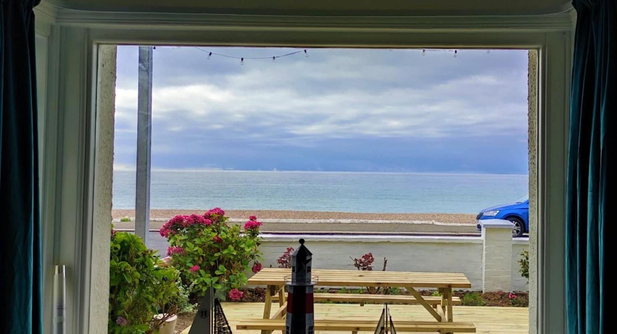 Absolute Beachfront With Decked Garden Oasis And Views Bognor Regis Esterno foto